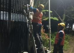 Kisah Petugas PLN Surabaya, Berjibaku Ditengah Malam dan Bertaruh Nyawa Saat Hidupkan Listrik