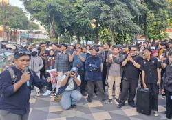 Aksi Kamisan Surabaya Bawa 8 Tuntutan, Termasuk Penghentian Program MBG