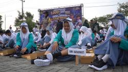 Sepatu Baru Carisa dan Semangat Ribuan Pelajar Menjemput Mimpi di Hari Bhayangkara