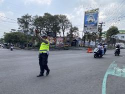 Pemadaman Bergilir, Polisi Atur Lalu Lintas Manual di Perempatan Jetis Salatiga