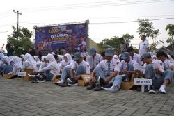 Sentuhan Humanis Hari di Bhayangkara ke 80, Kapolda Jateng Bagikan 1.000 Pasang Sepatu Bagi Pelajar