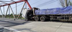 Sopir Diduga Mengantuk Truk Trailer Tabrak Tiang Jembatan Kali Bodri Kendal