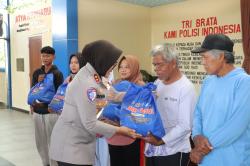 HUT Bhayangkara ke-80, Polres Sragen Bagikan 200 Paket Sembako untuk Warga dan Tukang Becak