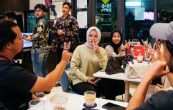 Pesan Kopi Pakai Bahasa Isyarat, Pengunjung Headroom Coffee Solo Belajar dari Kawan Tuli
