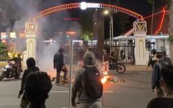 Demo di Grahadi Berujung Ricuh, Sejumlah Massa Diamankan