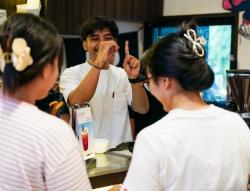 Pesan Kopi Tanpa Kata: Headroom Coffee Ajak Pengunjung Kenal Bahasa Isyarat Bareng Kawan Tuli