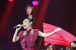Mus Mulyadi Jadi Kolaborator Spesial Konser 3553 Yuni Shara di Surabaya, Ribuan Penonton Nostalgia