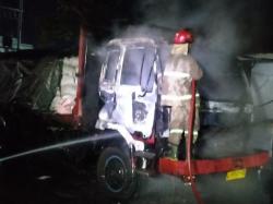 Mesin Diduga Overheat, Truk Hangus Terbakar di Kawasan Gudang Pupuk Lamongan