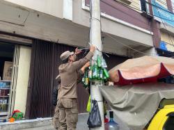 Kesal Lingkungan Kotor, Warga Gantung Puluhan Botol Miras di Tiang Listrik Tuparev Karawang
