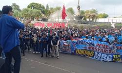 Ratusan Relawan SPPG Blitar Raya Gelar Apel di Depan Alun-Alun Kota Blitar, Dukung Program MBG