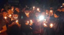 Ribuan Lilin Menyala di Depan DPRD TTU, Tenaga Kesehatan Kenang Dokter Icha Pakaenoni