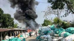 Pekerja Bakar Sampah, Tempat Usaha Rongsokan di Mojoagung Jombang Ludes Terbakar