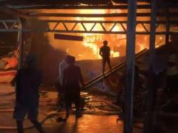 KM Sri Sumber Rejeki Hangus Terbakar Saat Bersandar di Brondong, Diduga Akibat Korsleting