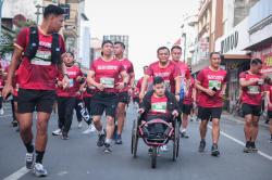 Momen Gubernur Luthfi Berlari sambil Dorong Sang Anak di Kursi Roda Ikut Soekarno Run 2026