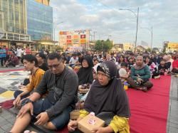 Momen Tuna Netra Ikut Menikmati Suasana Seru Piala Dunia di Alun-alun Purwokerto