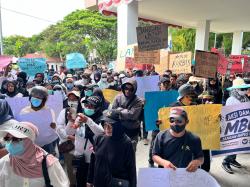 Demo di DPRD Sulbar, Warga Minta Program MBG Dilanjutkan