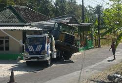 Tak Kuat Nanjak, Truk Towing Angkut Alat Berat Mundur dan Tabrak Masjid di Kulonprogo