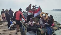 Aipda Deni Diam-Diam Ganti Bendera Kusam di Kapal Sebesi, Aksi Sederhana yang Menyentuh Hati Warga
