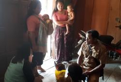 Diduga Berbau Solar, Puluhan Warga Penadaran Gubug Keluhkan Minyak Goreng Bantuan Pangan