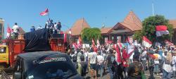 Ribuan Massa Unjuk Rasa di Depan Pendopo Pemkab Sidoarjo Dukung Program MBG Berlanjut