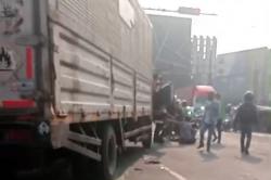 Truk Rem Blong Terjang Motor di Simpang Unisma Bekasi, Ini Detik-detik Kejadiannya