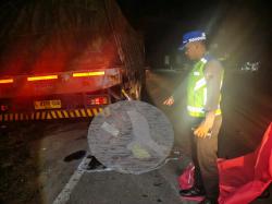 Tak Lihat Truk Parkir, Pemotor Tewas Usai Hantam Belakang Truk Tronton