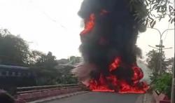 Diduga Korsleting Listrik, Mobil Pickup Bermuatan Solar di Cilegon Ludes Terbakar