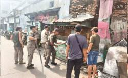 Ganggu Fungsi Ruang Publik, Warung dan Lapak Liar di Karang Tengah Tangerang Ditertibkan
