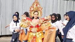 Pawai Kostum Unik Mahasiswa Surabaya Curi Perhatian, Warga Antusias Menonton Hasil Karya Menarik