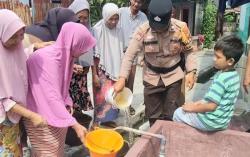 HUT Polri, Senyum Warga Parit Bangkong Bengkalis Sambut Aliran Air Bersih
