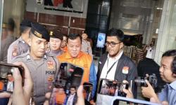 Usai Serahkan Diri ke KPK, Bupati dan Sekda Kuansing Keluar Pakai Rompi Oranye