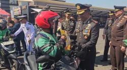 Ratusan Ojol Serbu Polresta Sidoarjo, Ternyata Ada Pembagian 3 Ton Beras