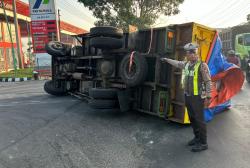 Gagal Manuver Masuk SPBU Tropodo Krian, Truk Bermuatan Begel Terguling