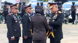 Dua Perwira Polres Tambrauw Diganjar Penghargaan Usai Bujuk DPO Kasus Pembunuhan Menyerahkan Diri