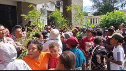 Gubernur Elisa Kambu Belum Temui Massa, Mama-Mama Papua Pasang Palang Adat