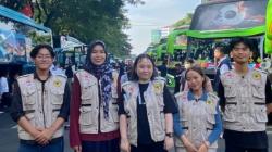 Bukan Sekadar Kuliah, Mahasiswa Surabaya Hadir Bantu Ribuan Penumpang di Stasiun Gubeng