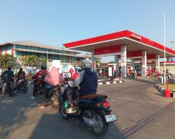 Antrean Pertalite Mengular di Sejumlah SPBU Pantura Cirebon, Warga Beralih Usai Harga Pertamax Naik