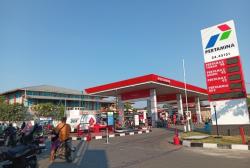 Pertalite Langka di Sejumlah SPBU Pantura Cirebon, Antrean Kendaraan Mengular