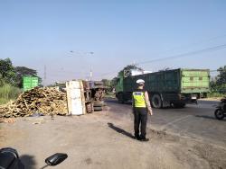 Truk Bermuatan Kayu Terguling Saat Putar Balik di Bypass Krian Sidoarjo