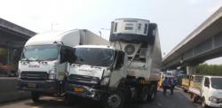 Tabrakan Beruntun Libatkan 3 Truk di Tol Japek KM 46 Karawang, Polisi Buru Kendaraan yang Kabur