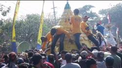 Peringati Suroan, Ratusan Warga Toyoresmi Kediri Berebut 10 Gunungan Tahu Kuning dan Cabai