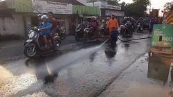 Tumpahan Solar di Jalan Blora-Randublatung Bikin Pengendara Terjatuh, Damkar Turun Tangan