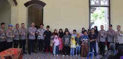 Sentuh Dunia Pendidikan, Polres Kebumen Salurkan Tas dan Perlengkapan Sekolah untuk Pelajar