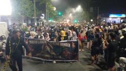 Ribuan Warga Padati Tradisi Lamporan di Blora, Kirab Obor dan Barongan Jadi Magnet Wisata