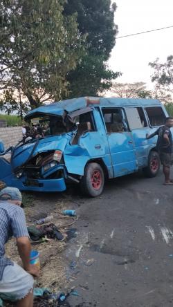 Elf Pengangkut Pekerja Pabrik Udang Terguling Usai Hantam Tiang, 1 Tewas