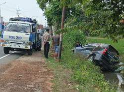 Pengemudi Gagal Fokus, Minibus Masuk Parit di Jalan Raya Jombang-Nganjuk