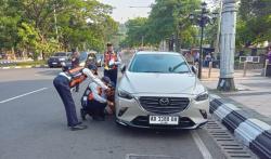 Dishub Kota Semarang Gembok Kendaraan yang Parkir Liar di Jalan Pahlawan