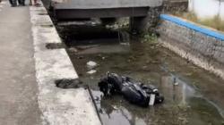 Kecelakaan di Jombang, Motor PCX Ditumpangi Muda-mudi Terlempar ke Sungai Usai Tabrak NMAX