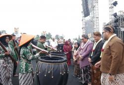Tradisi Pengambilan Air Tuk Sikopyah Jadi Ikon Hari Kedua Festival Gunung Slamet