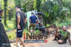 Hindari Kendaraan di Belakang, Truk Bermuatan Pupuk Masuk Siring di Giri Mulya